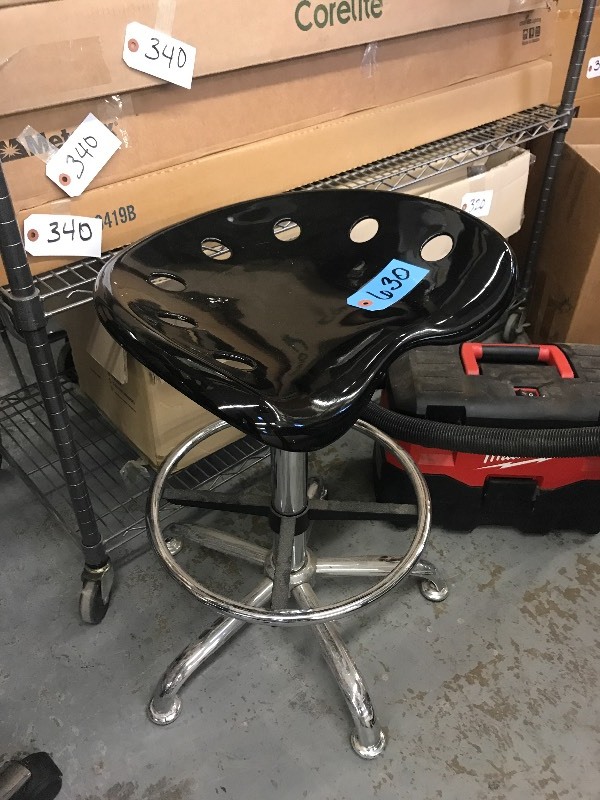 lot 630 image: GARAGE STOOL AND VACUUM