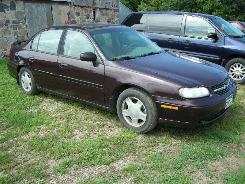 lot 2 image: 2000 Chevrolet Malibu LS 4 door Sedan