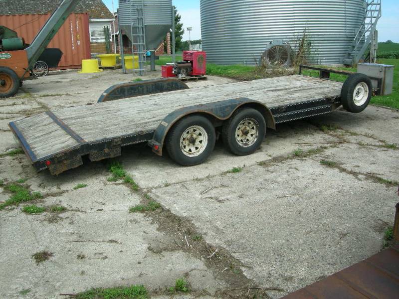 lot 4 image: 2005 Load-Trail 7000lb Car Hauler Trailer