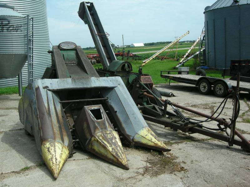 lot 8 image: New Idea 326 8 Roller Corn Picker