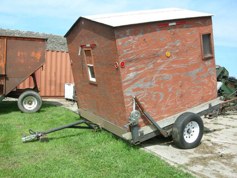 lot 10 image: 2010 Portable Trailered Fish House