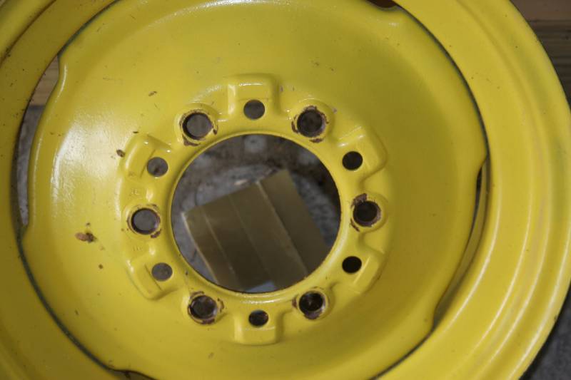 lot 6 image: John Deere Tractor Rim