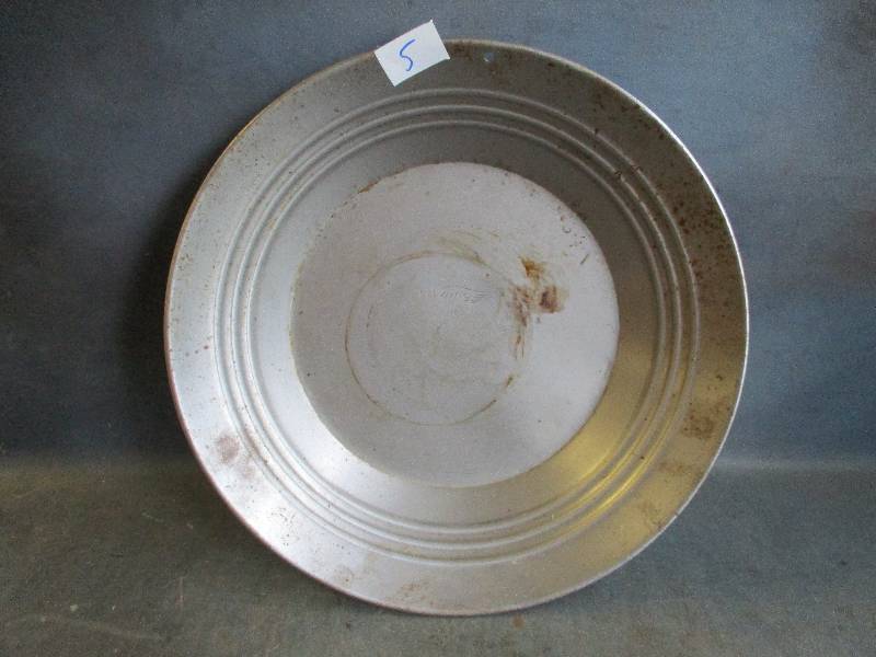 lot 5 image: Sluicing Pan
