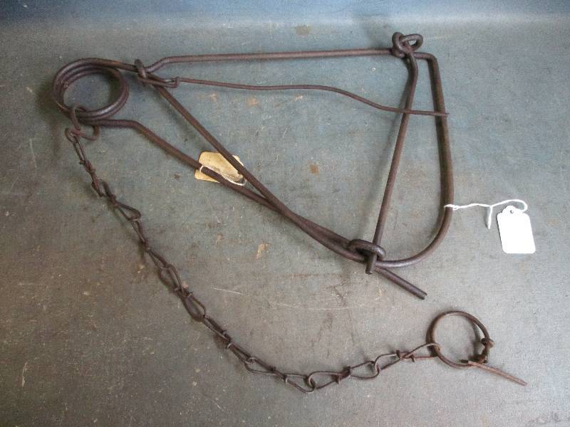lot 9 image: Triangular Body Grip Trap