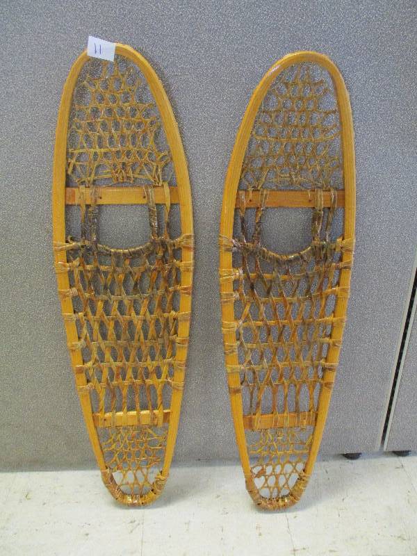 lot 11 image: Snow Shoes