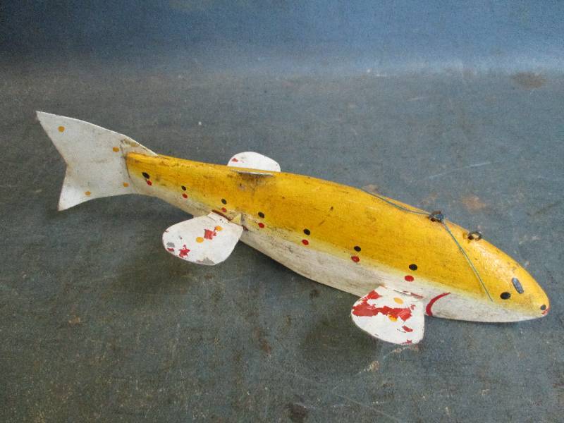 lot 39 image: Vintage Ice Fishing Decoy