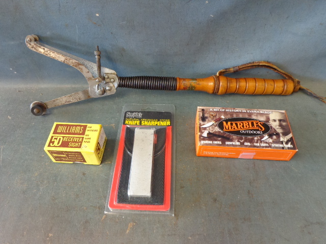 lot 131 image: Knife Sharpener, Gun Sights and Clay Pigeon Thrower