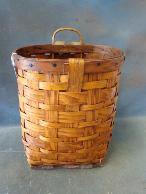 lot 155 image: Vintage Pack Basket