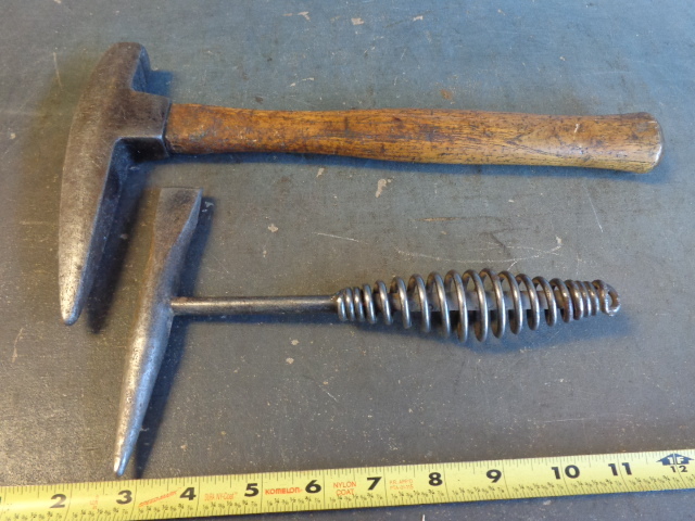 lot 190 image: Welding Pick and Rock Hammer