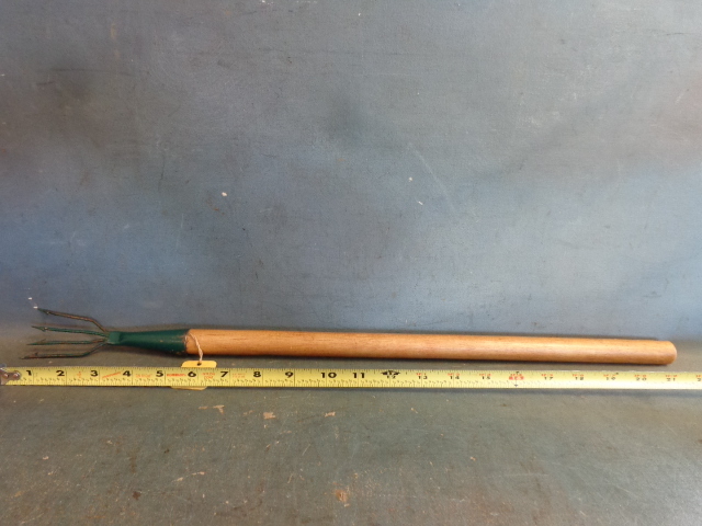 lot 231 image: Frog Spear