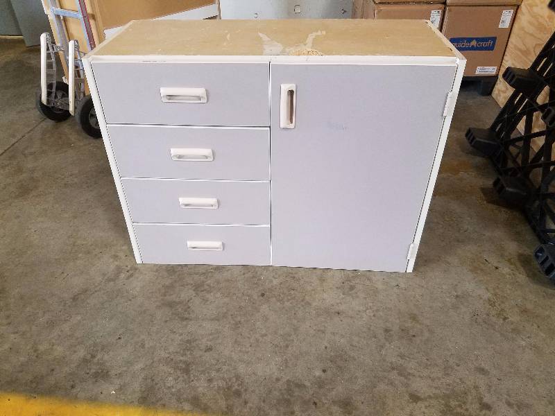 lot 49 image: Cabinet