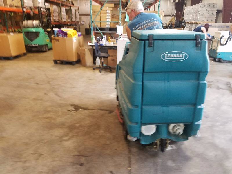 lot 74 image: Floor scrubber