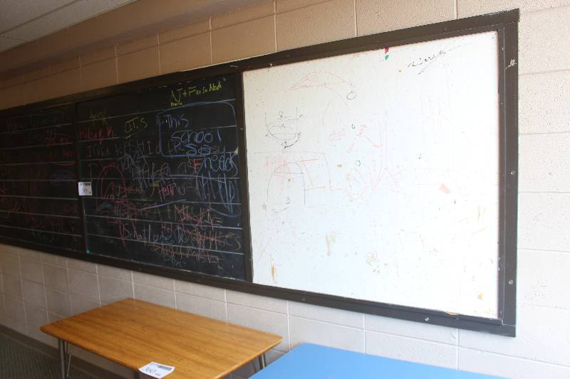 lot 359 image: Blackboard w Paper Pinboard Combo
