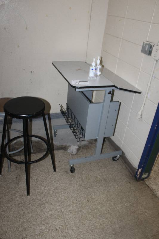lot 37 image: Table, 2-Stools