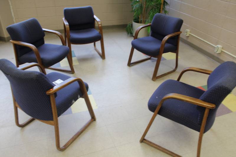 lot 145 image: Lot of (5) Padded Office Chairs