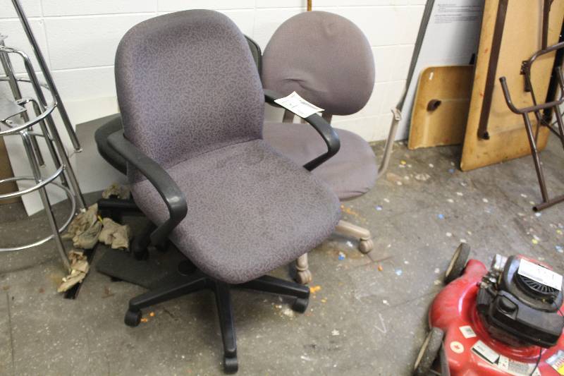 lot 154 image: Lot of (3) Padded Rolling Office Chairs