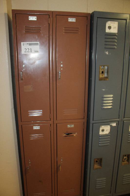 lot 221 image: Lot of (4) School Lockers Set