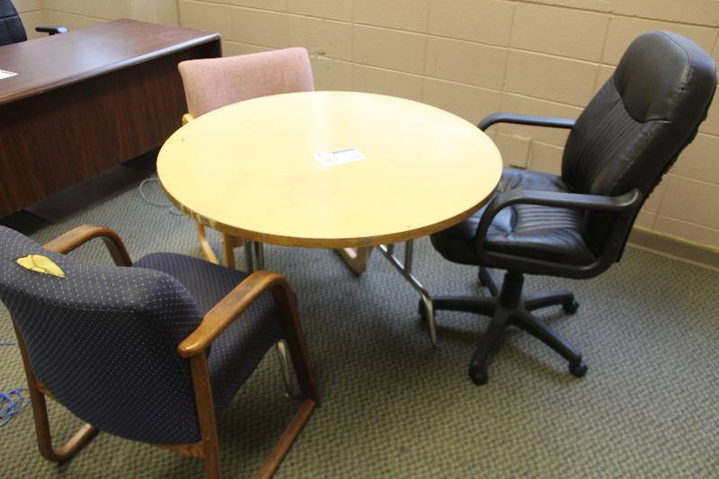 lot 87 image: Round Table