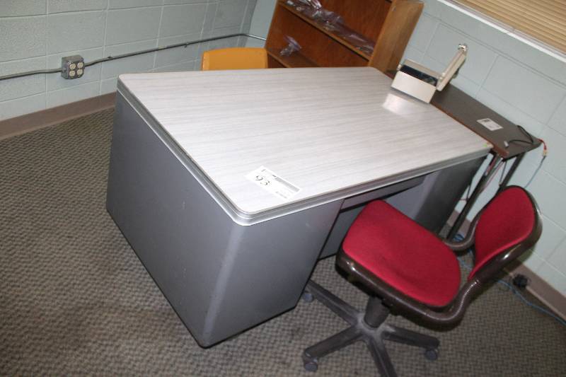 lot 93 image: 5-Drawer Metal Office Desk, 2-Chairs