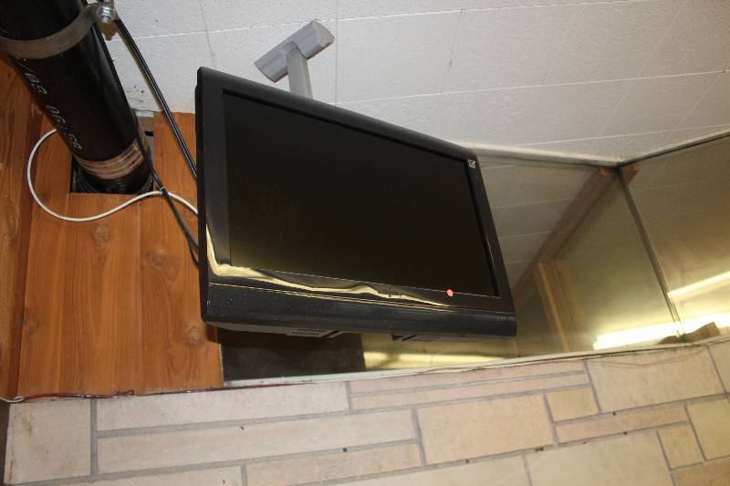lot 66 image: Toshiba LCD Flat Screen TV