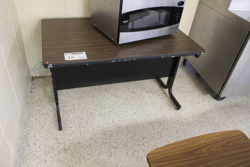 lot 28 image: Metal Computer Table