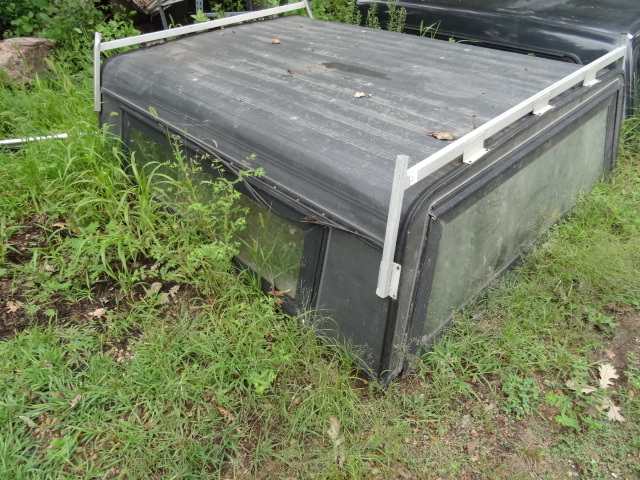 lot 2 image: Aluminum truck topper with ladder r...