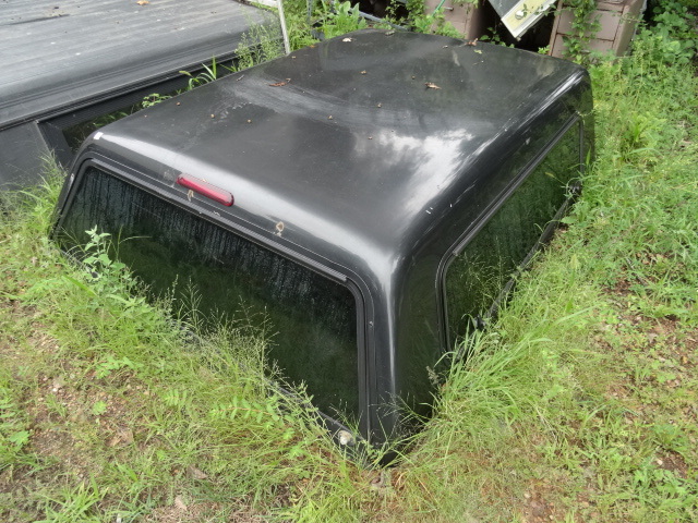 lot 3 image: Fiberglass truck topper. 82 x 68...