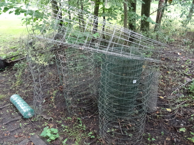 lot 10 image: Misc wire fencing. 4 tomato cages...