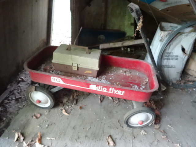 lot 13 image: Radio Flyer 90 Kids wagon. Comes wi...