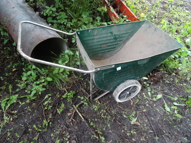 lot 15 image: Lawn and garden metal dump cart...