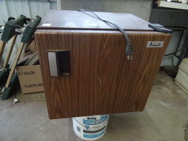 lot 21 image: Avanti dorm size fridge. Model 18R-...