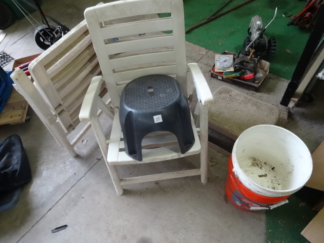 lot 51 image: 2 step stools. 2 fold up patio chai...