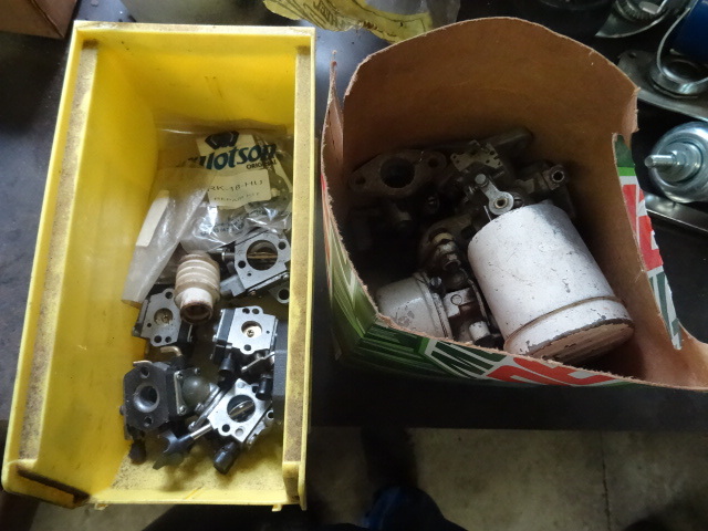 lot 70 image: Lots of misc 2 cycle and 4 cycle ca...