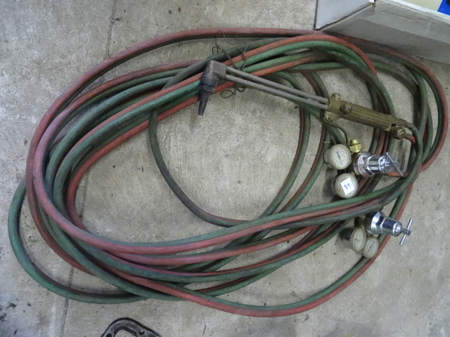 lot 89 image: Oxy acetylene hose with Airco gauge...