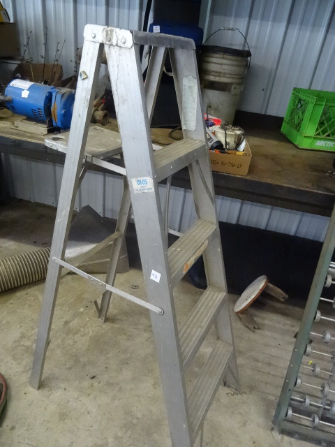 lot 90 image: 5 aluminum step ladder...