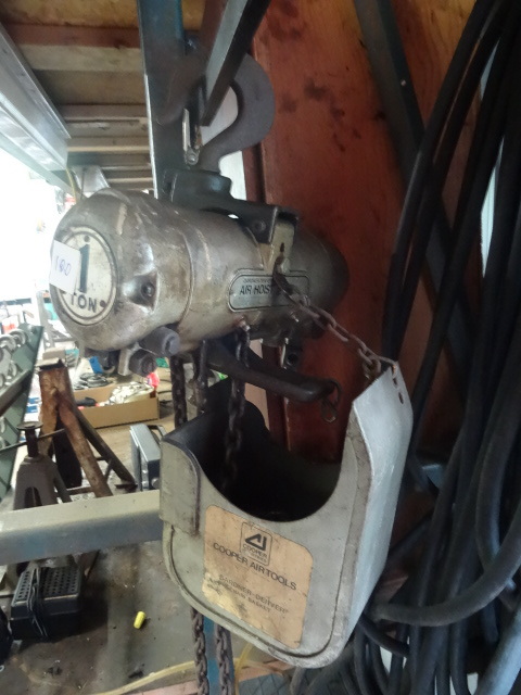lot 100 image: Gardner Denver. 1 ton air chain hoi...