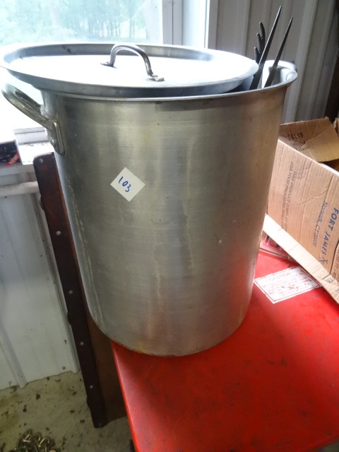 lot 103 image: Large cooking pot with grilling ute...