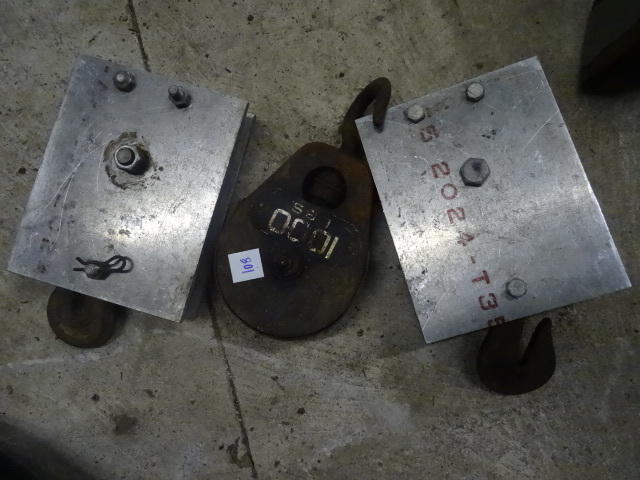 lot 108 image: 1000 lb pulley with hook. 2 extra p...