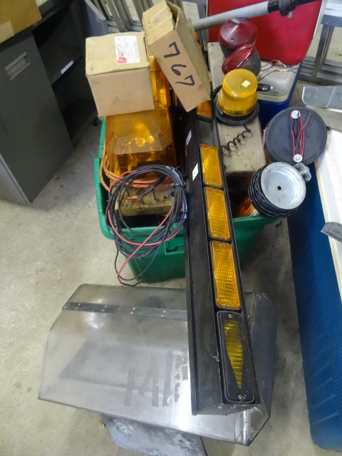 lot 142 image: Large lot of misc warning lights...