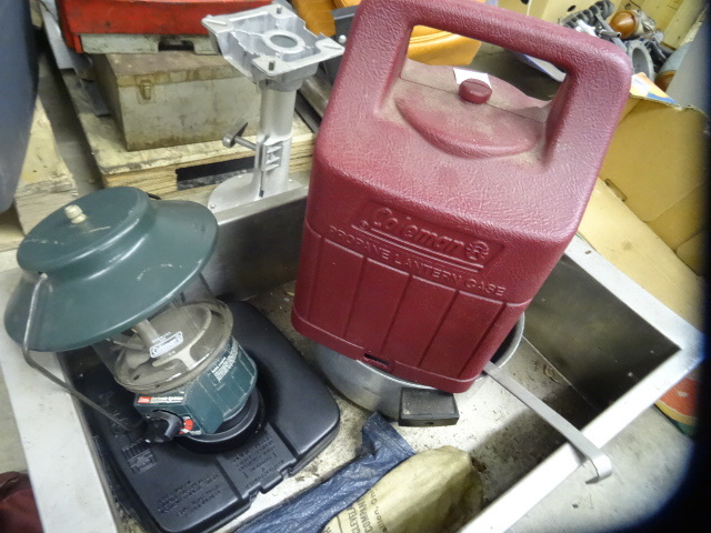 lot 182 image: Like new grilling utensil set....