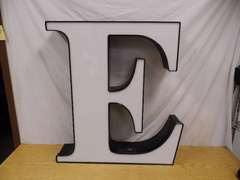 lot 1 image: LED Letter - E