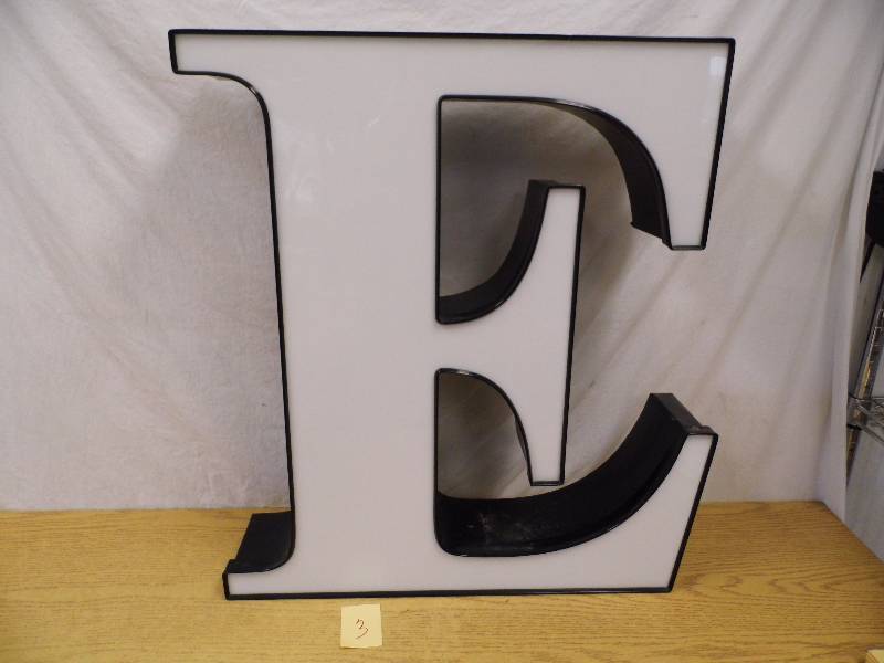 lot 3 image: LED Letter - E