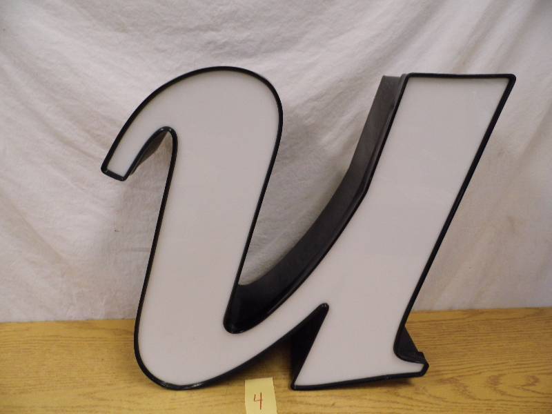 lot 4 image: LED Letter - U