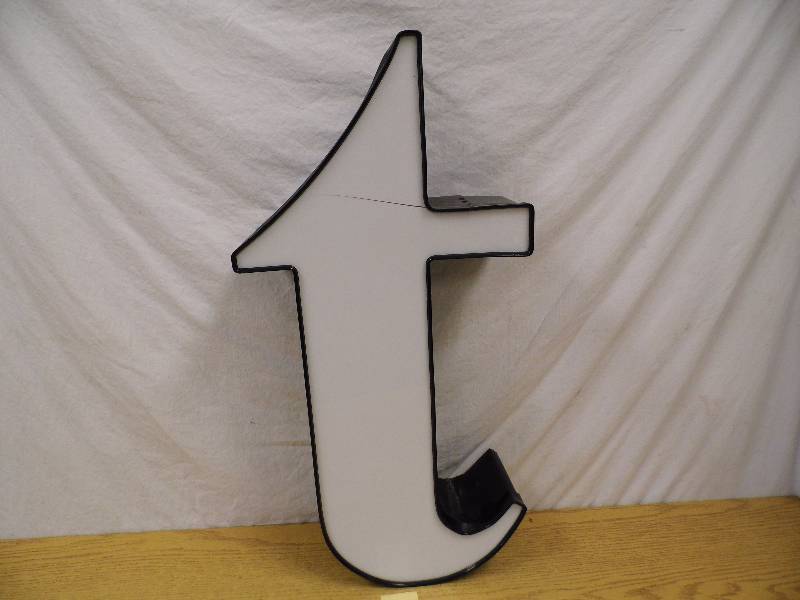 lot 5 image: LED Letter - T