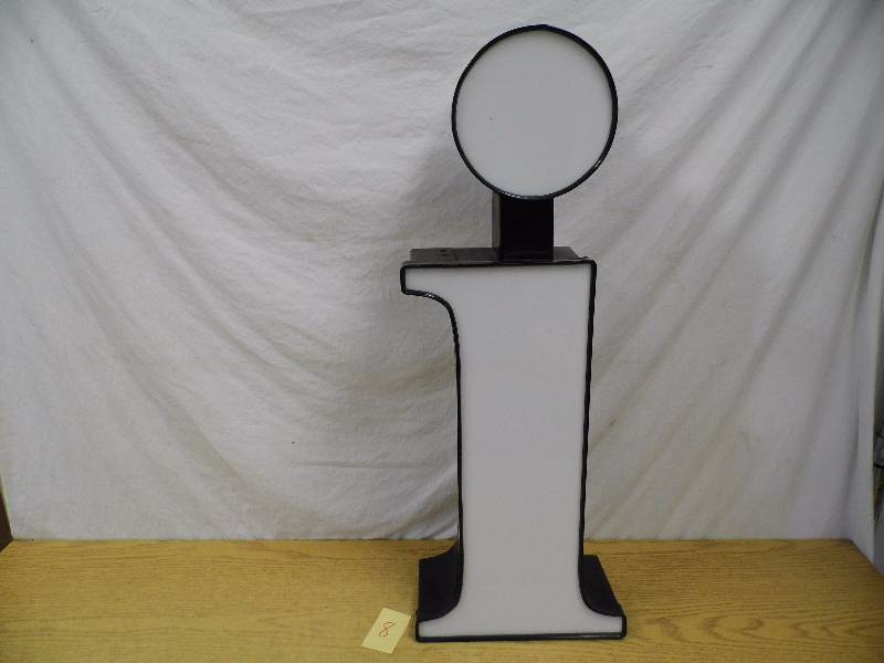 lot 8 image: LED Letter - I