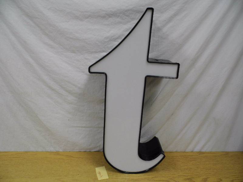 lot 9 image: LED Letter - T