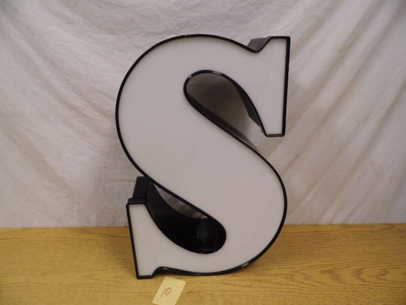 lot 10 image: LED Letter - S