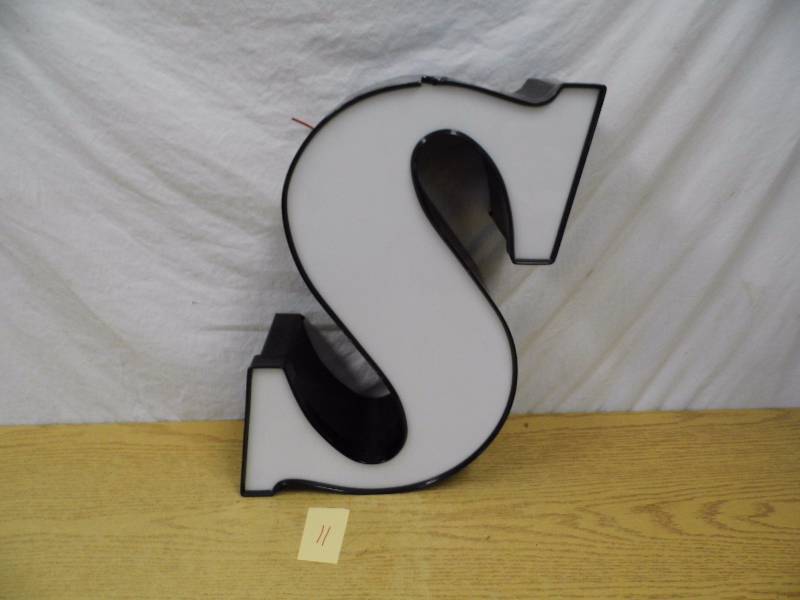 lot 11 image: LED Letter - S