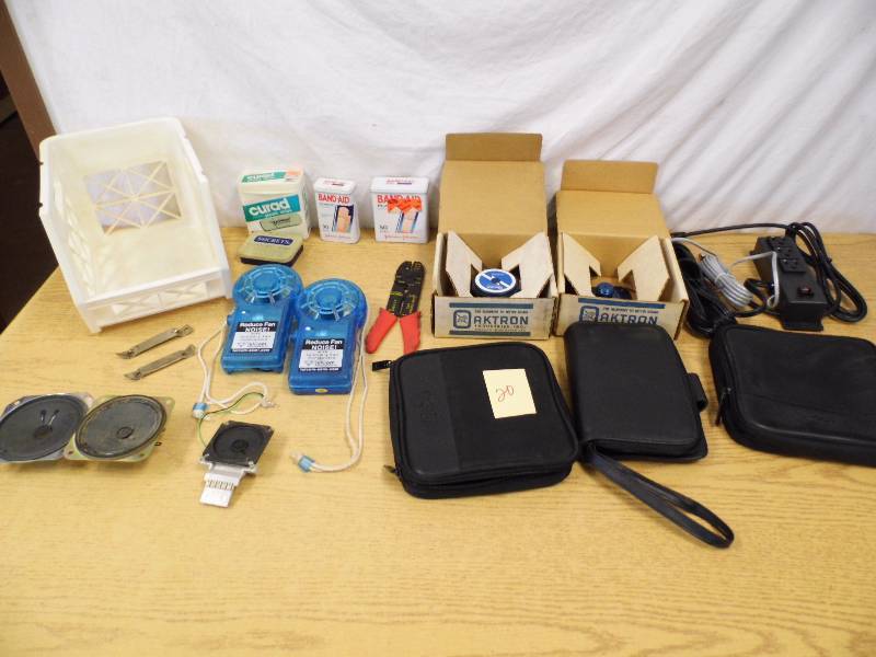 lot 20 image: Speakers - Powerstrip