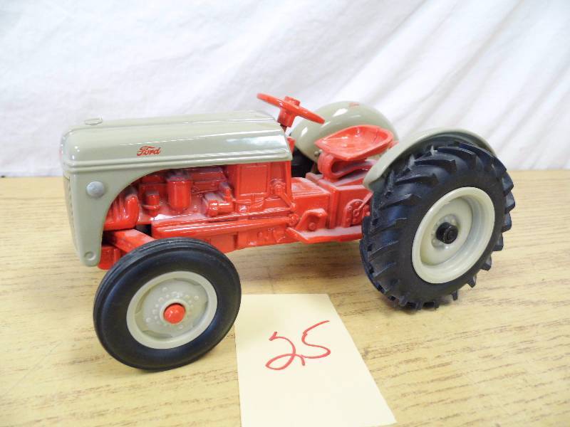 lot 25 image: Ford Tractor
